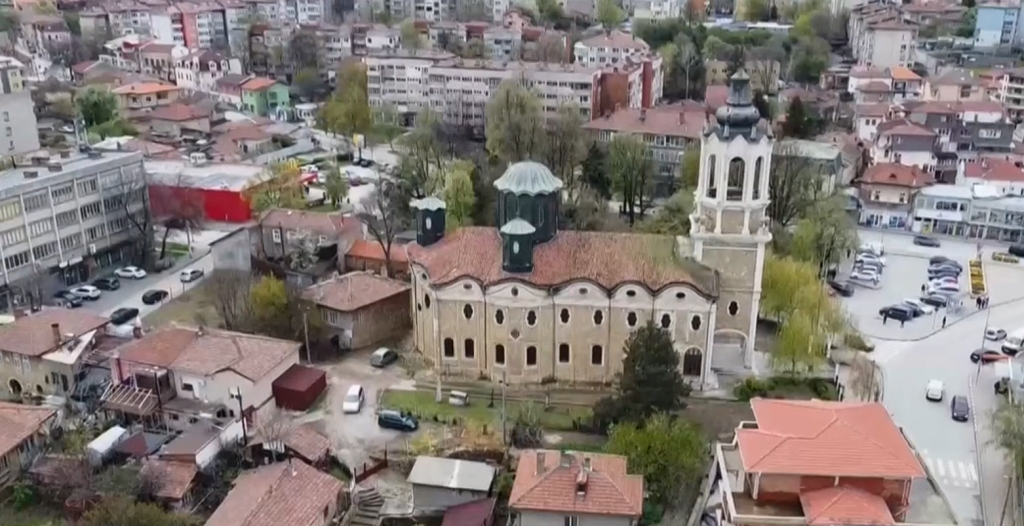 Грешка в кадастъра превърна църковна могила в паркинг (видео)