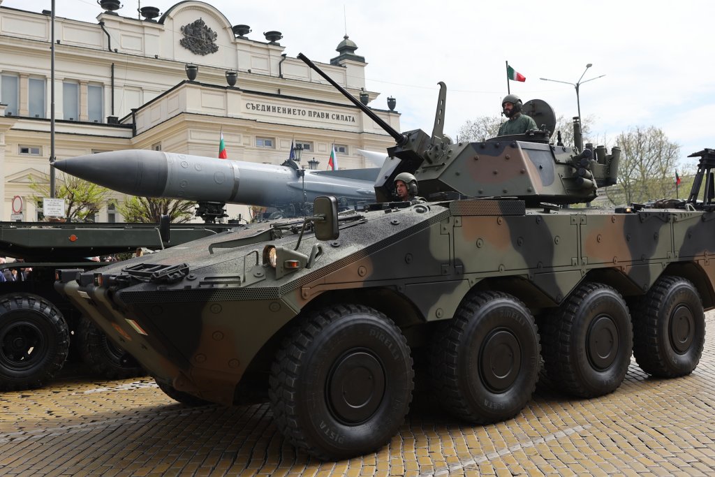 Ето какво оръжие показа Българската армия на 6 май (видео и снимки)