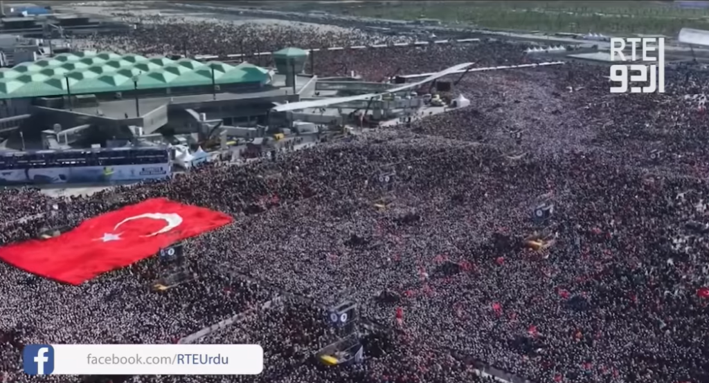 Ердоган отвърна на опозицията с по-мащабен предизборен митинг (видео)