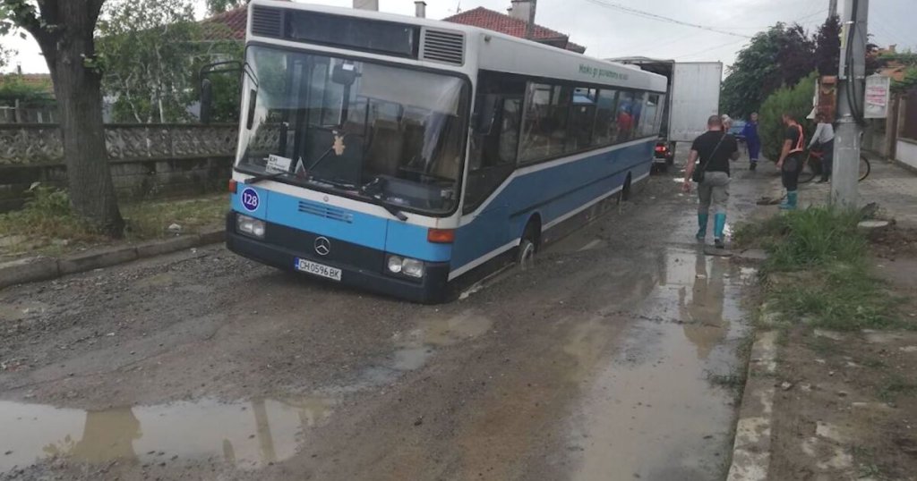 Цял автобус с пътници пропадна в дупка в Сливен (видео)