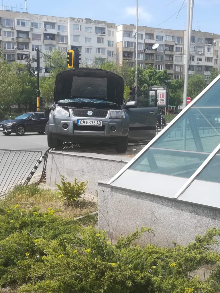 Шофьор реши да използва метрото без да слиза от колата си