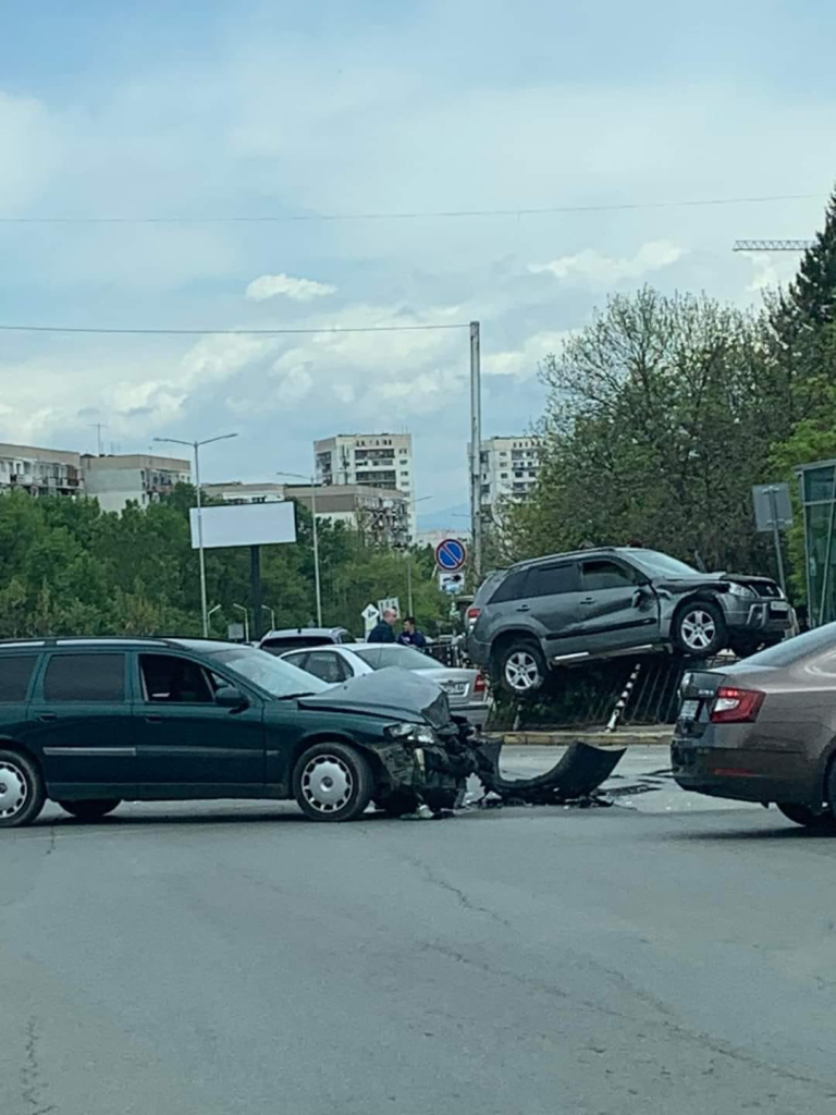 Шофьор реши да използва метрото без да слиза от колата си