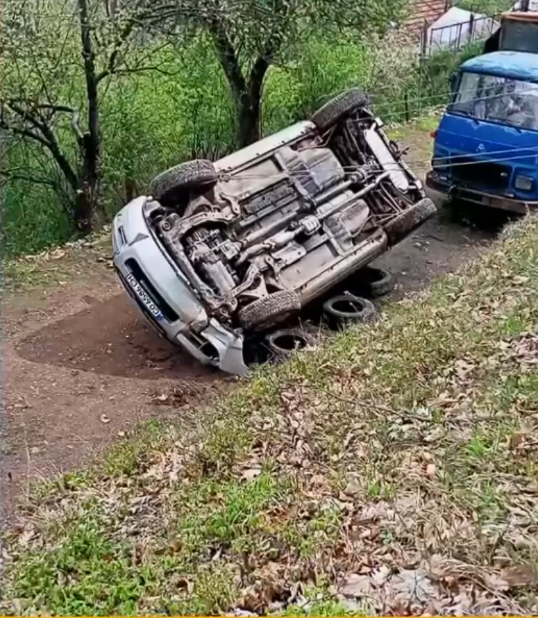 Жена пропадна с колата си в дере заради затворена частна улица (видео)