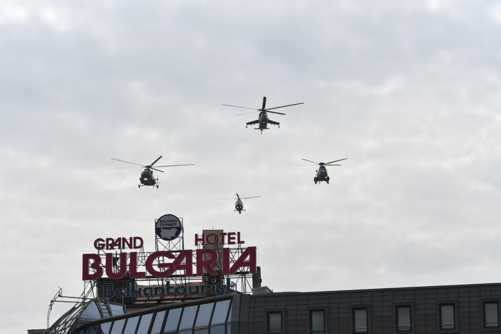 Ето какво оръжие показа Българската армия на 6 май (видео и снимки)