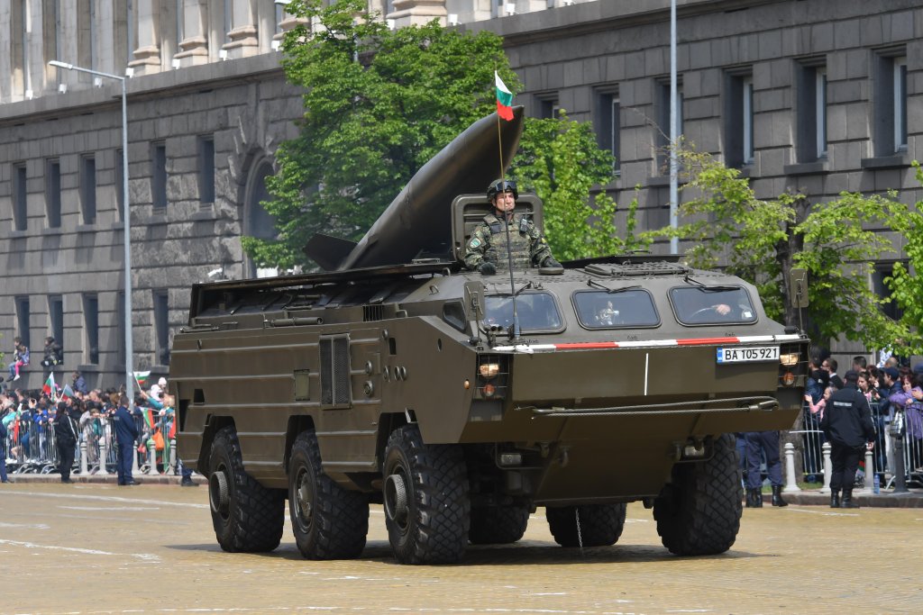 Ето какво оръжие показа Българската армия на 6 май (видео и снимки)