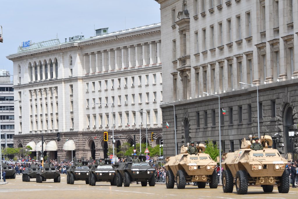 Ето какво оръжие показа Българската армия на 6 май (видео и снимки)