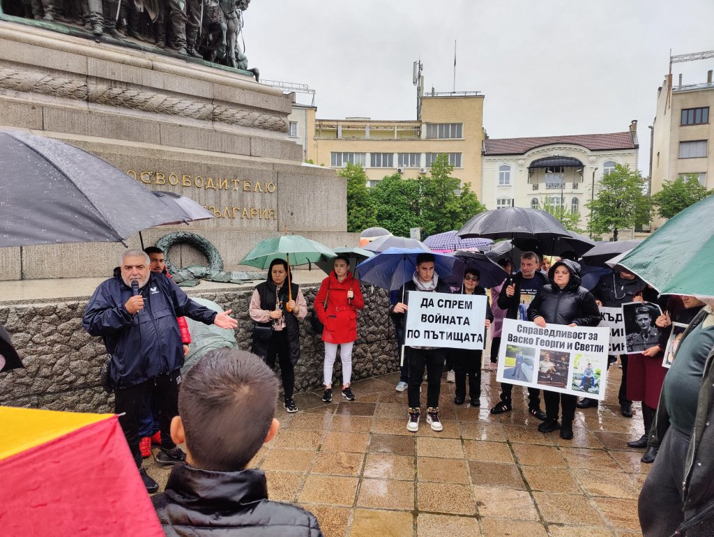 Дъждът не спря стотици хора да се включат в протест срещу войната по пътищата (видео)