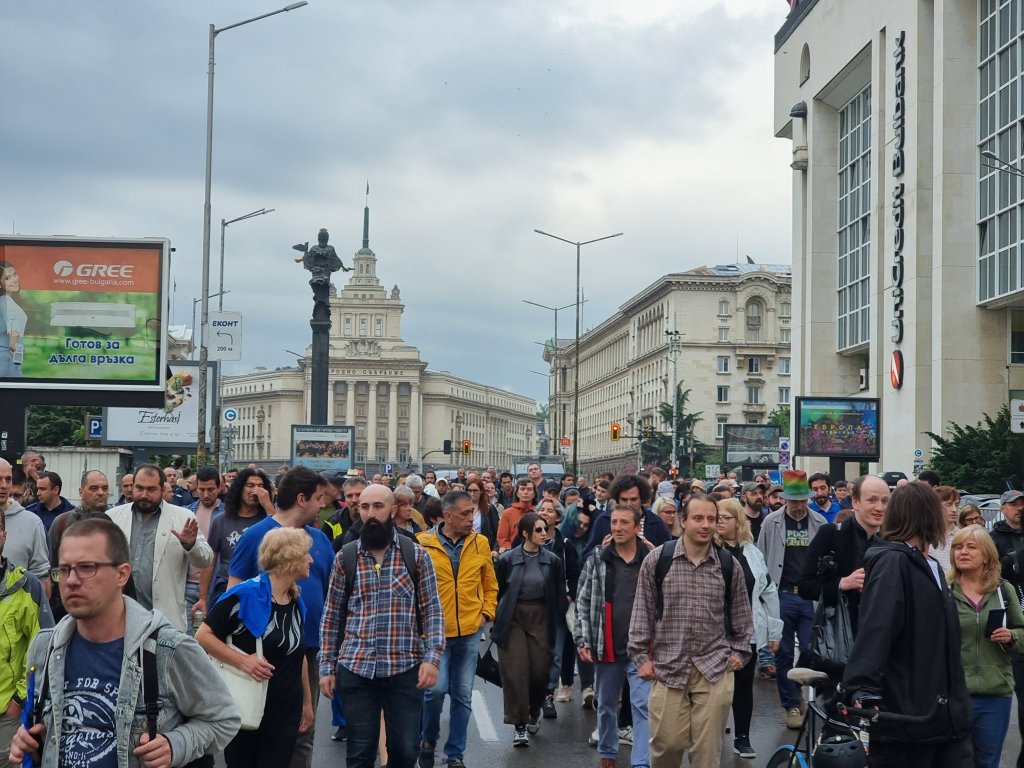 Въпреки дъжда стотици хора протестираха за европейския път на България и срещу агресията на &#8220;Възраждане&#8221; (РЕПОРТАЖ)