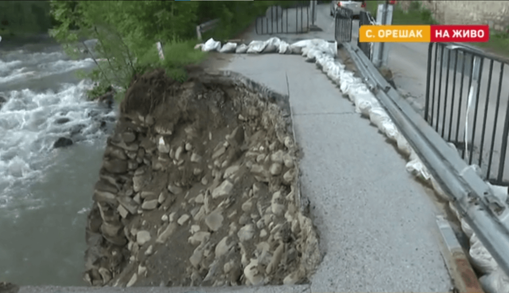 Бавят ремонт след свлачище под Троянския манастир (видео)