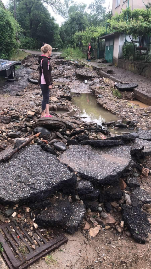 Обявиха бедствено положение в разрушената от дъждовете Берковица (видео)