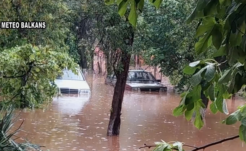 Потоп заля къщи и отнесе коли в село Врачеш (видео)