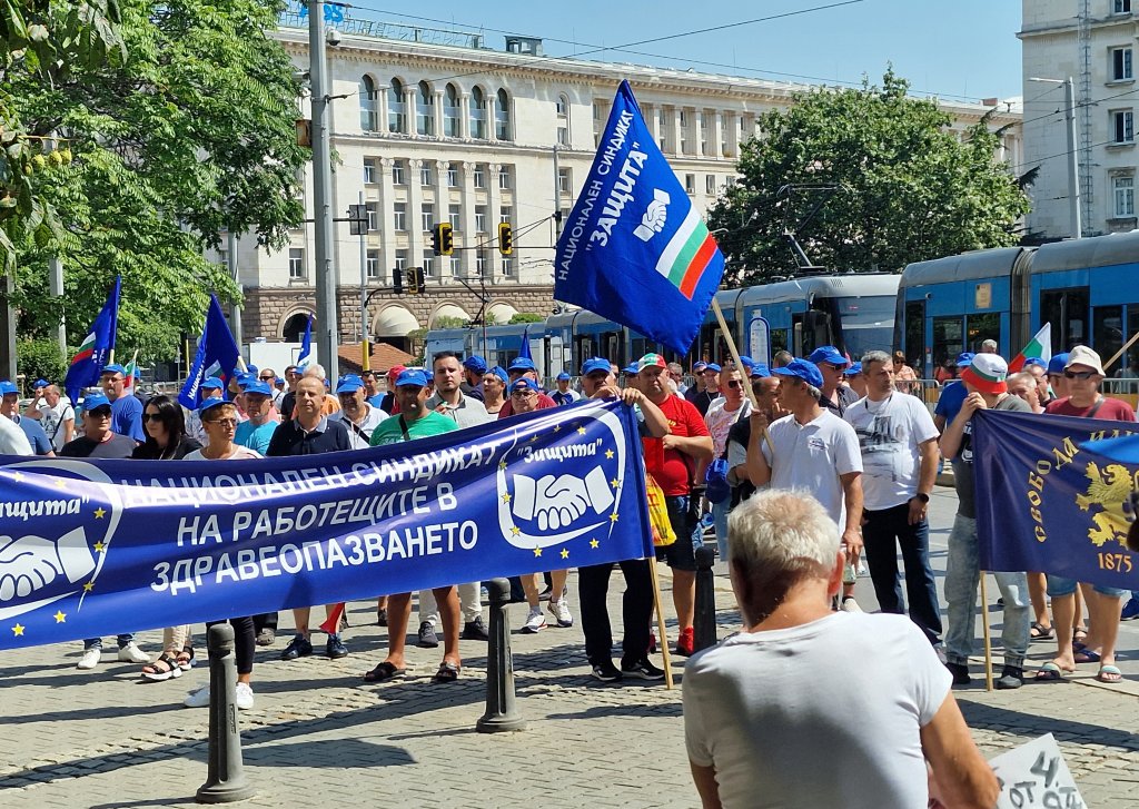 Палатков лагер: Синдикат &#8220;Защита&#8221; отново протестира за заплатите на спешните медици