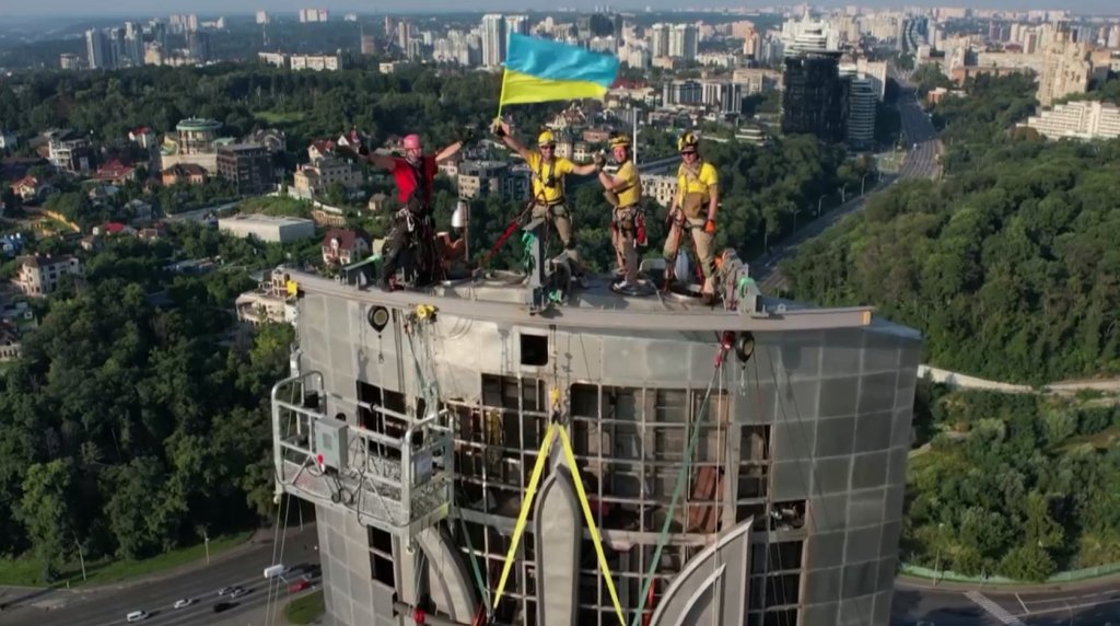 Свалиха съветските символи от паметника &#8220;Родината майка&#8221; в Киев (видео)