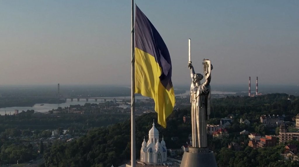 Свалиха съветските символи от паметника &#8220;Родината майка&#8221; в Киев (видео)