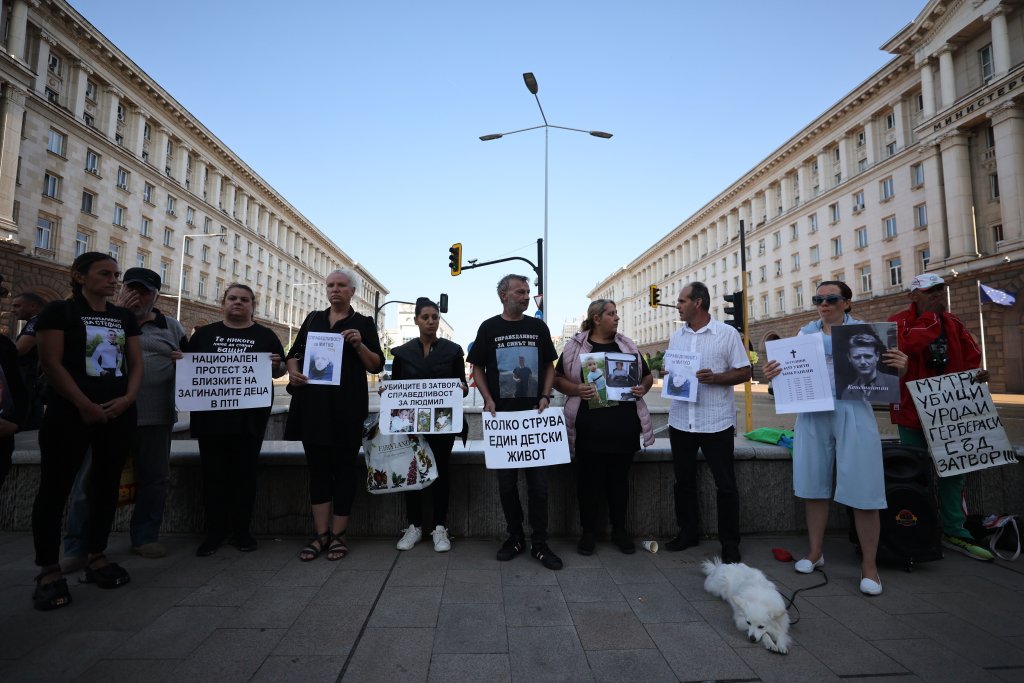 Близки на загинали на пътя протестират и искат среща с лидерите и главния прокурор