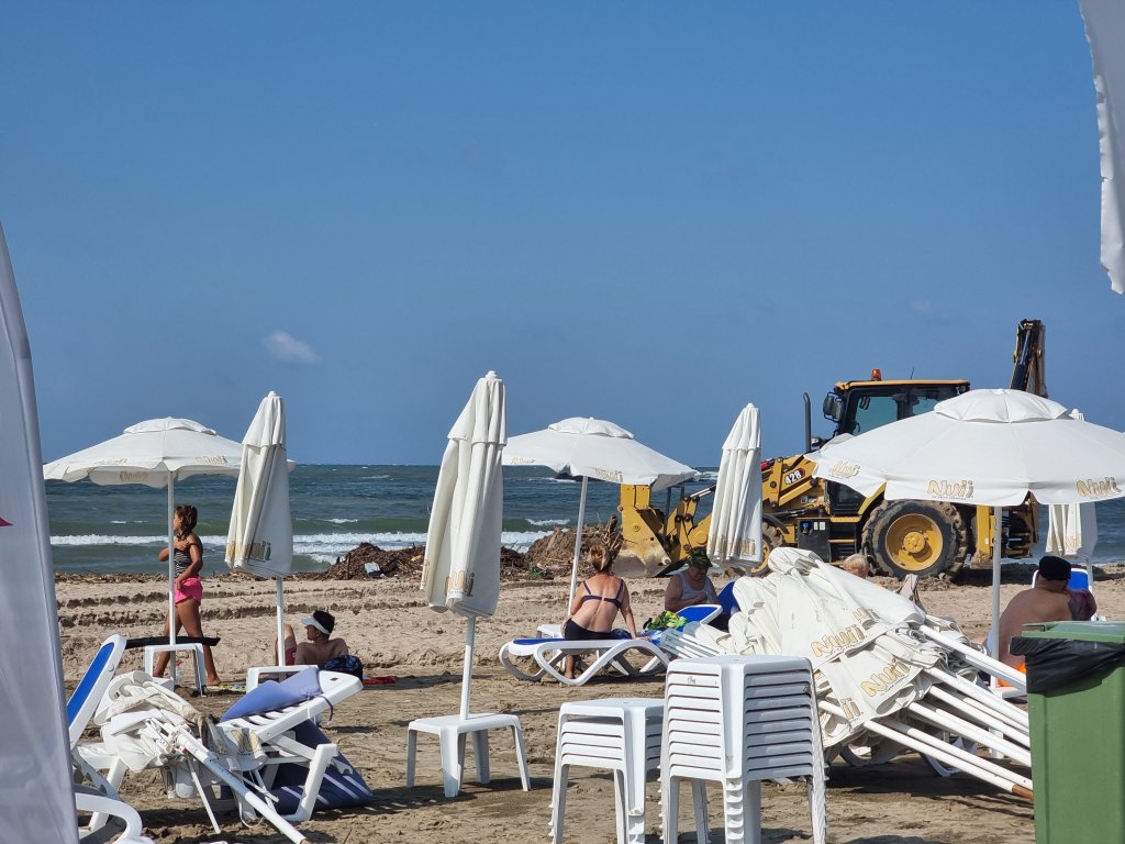 Хората се завърнаха на плажа в Ахтопол (снимки)