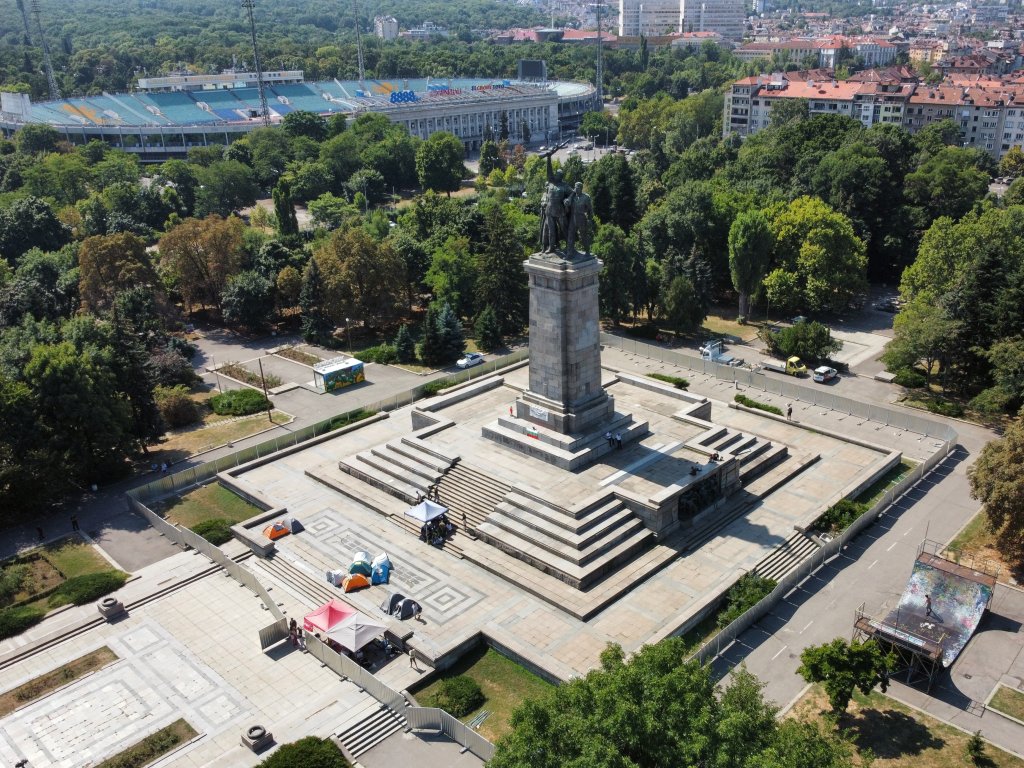 Монтират скеле около Паметника на Съветската армия