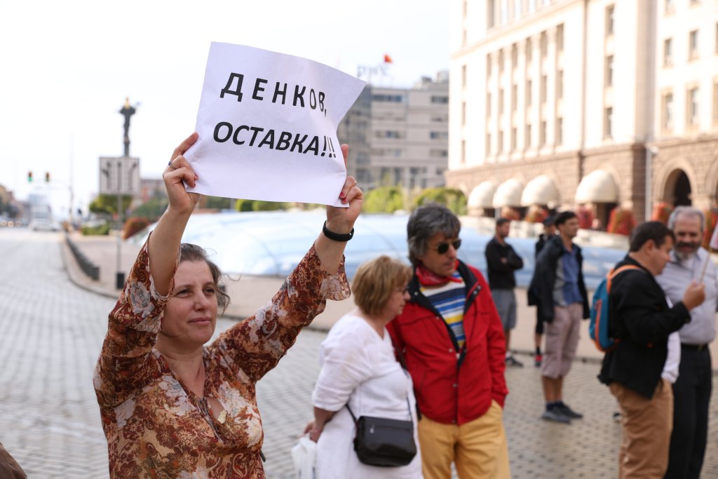 Нито синдикатите, нито протестиращите енергетици се явиха на срещата с Денков (видео)