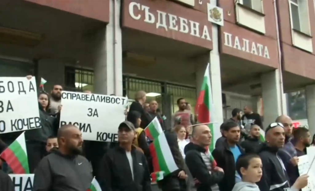 Протест в Плевен в защита на мъж, обвинен в опит за убийство (видео)