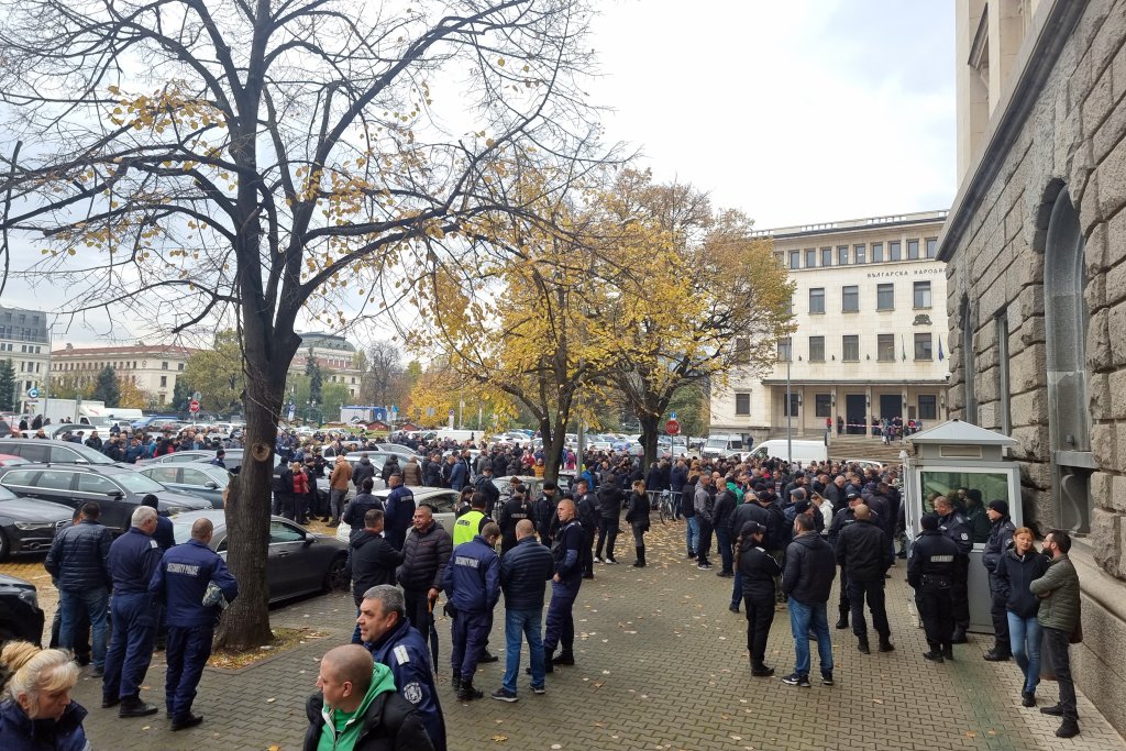 Стотици полицаи протестират &#8220;спонтанно&#8221; в подкрепа на&#8230; себе си (видео)