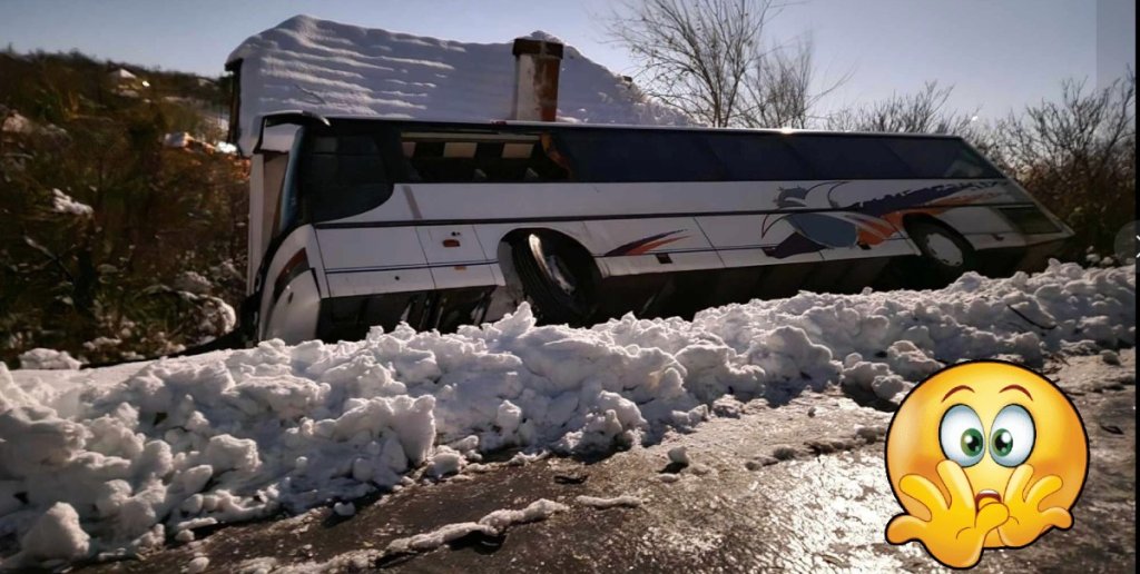 Във Врачанско автобус с работници се обърна върху къща