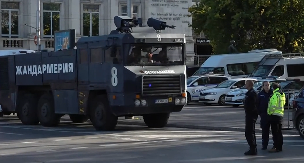 Водно оръдие и 1600 полицаи за протеста срещу БФС (видео)