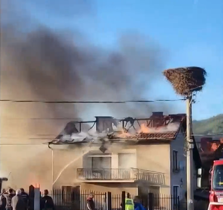 Пожар в Говедарци остави две семейства без дом (видео)