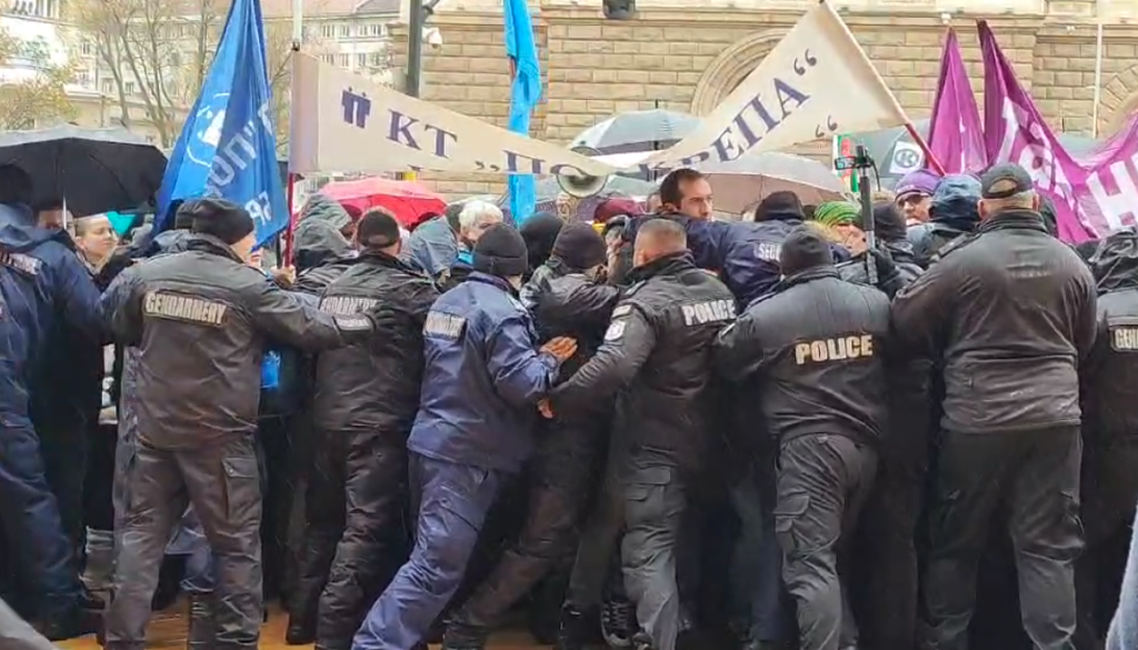 &#8220;Взеха ни за шарани&#8221;: Напрежение между полицаи и културни дейци на протеста в София (видео)