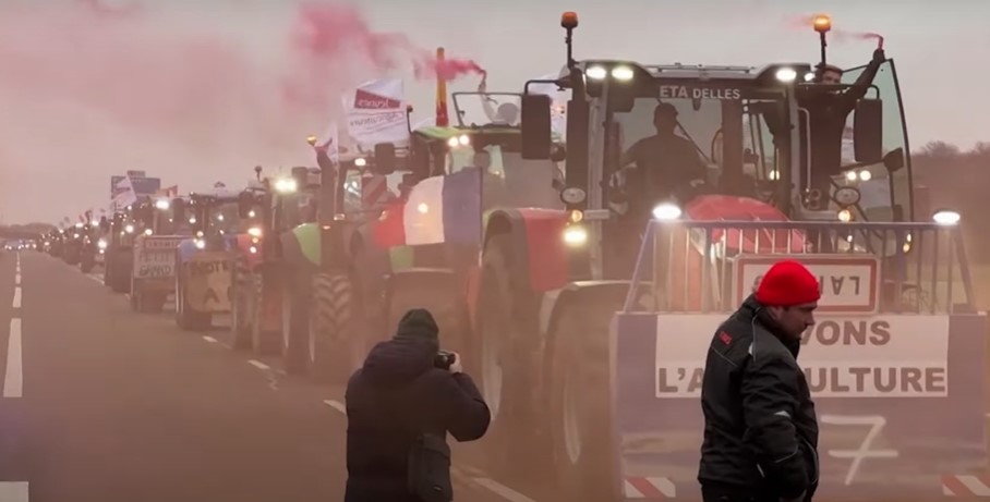 Френски фермери запалиха гуми и бали със слама и блокираха летището в Тулуза (видео)