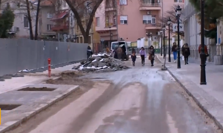 Пловдивчани протестират срещу превръщането на част от улица в пешеходна зона (видео)