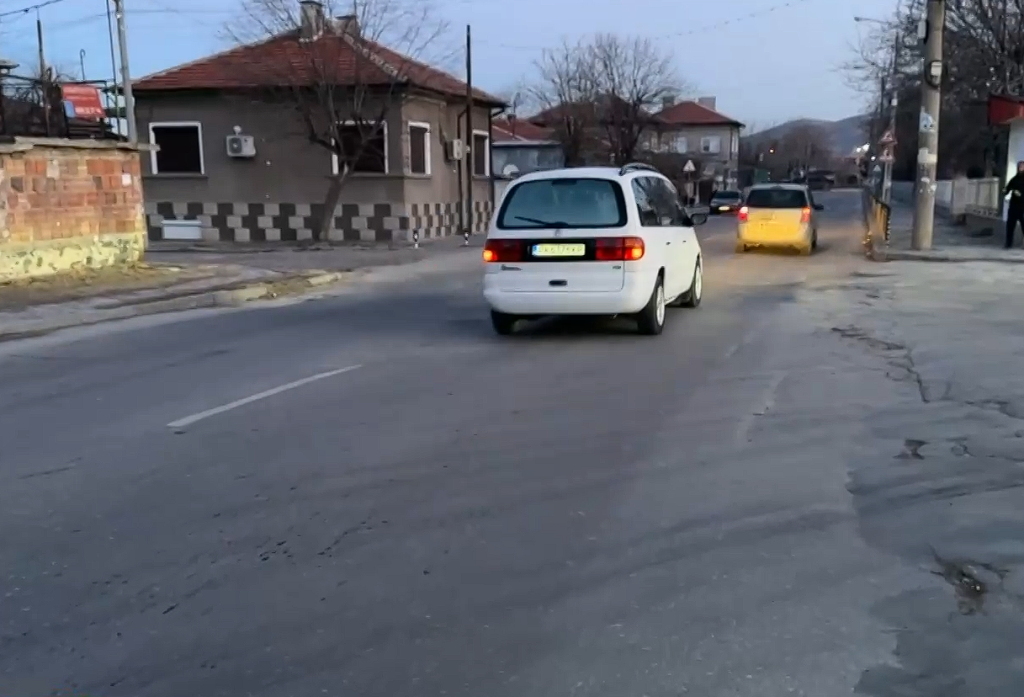 В Кричим готвят протест заради опасен път (видео)