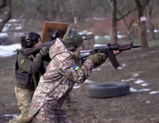 Украинки се учат на бойни умения, за да влязат в армията (видео)