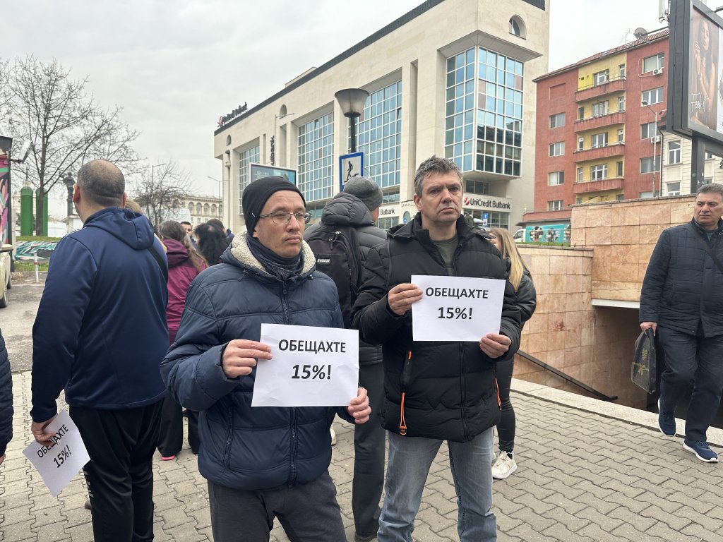 Обещанието на Терзиев за по-големи заплати в градския транспорт не важи за всички &#8211; служители протестират (видео)