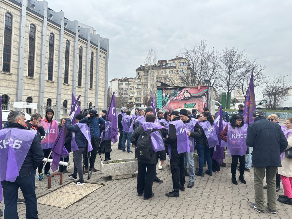 Обещанието на Терзиев за по-големи заплати в градския транспорт не важи за всички &#8211; служители протестират (видео)