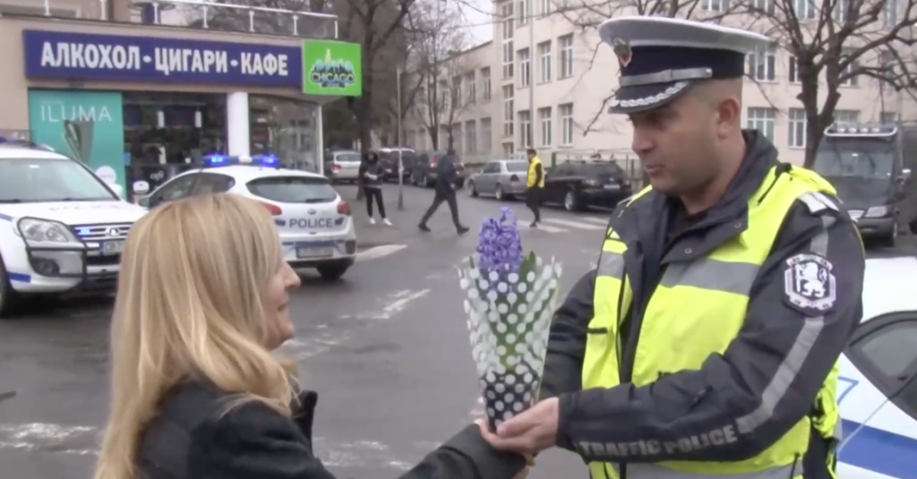 Полицаи от Стара Загора зарадваха с мил жест дамите (видео)