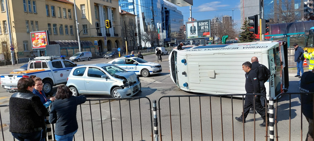 Линейка се преобърна след катастрофа в София, докато пътуваше към пациент в нужда (видео)