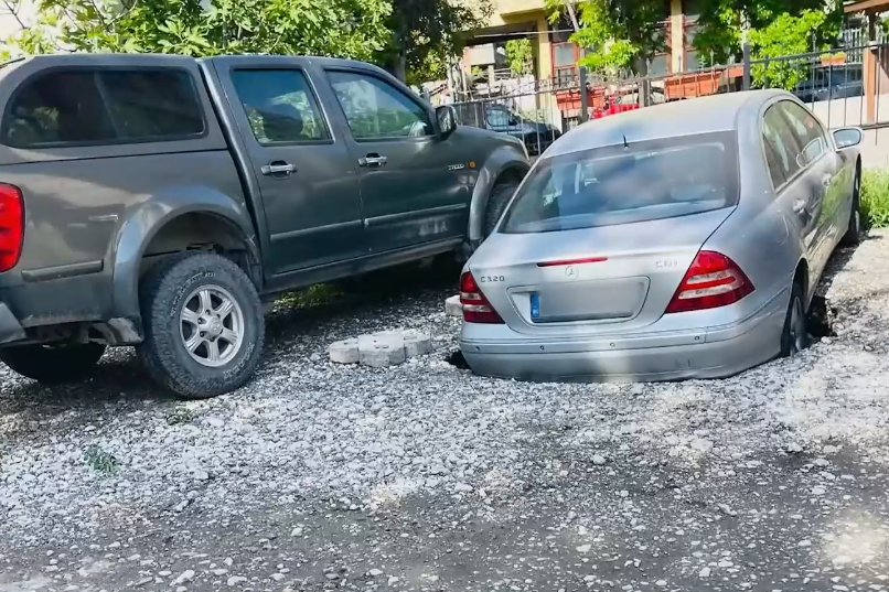 Паркиран автомобил пропадна в огромна яма в Пловдив (видео)