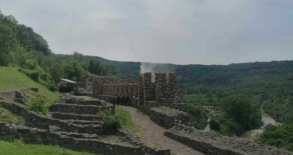 Пожар пламна в крепостта Царевец (снимки)