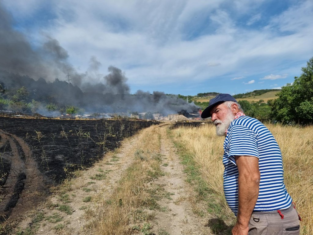 Заради голям пожар евакуират хора от варненско село (снимки)