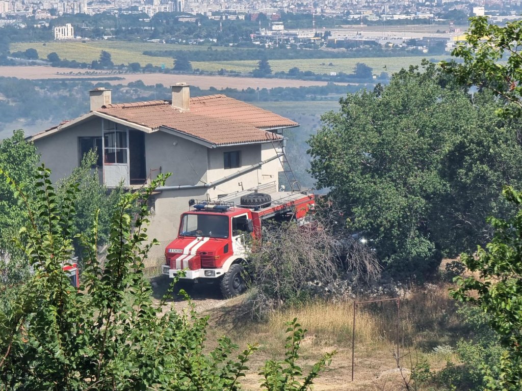 Заради голям пожар евакуират хора от варненско село (снимки)