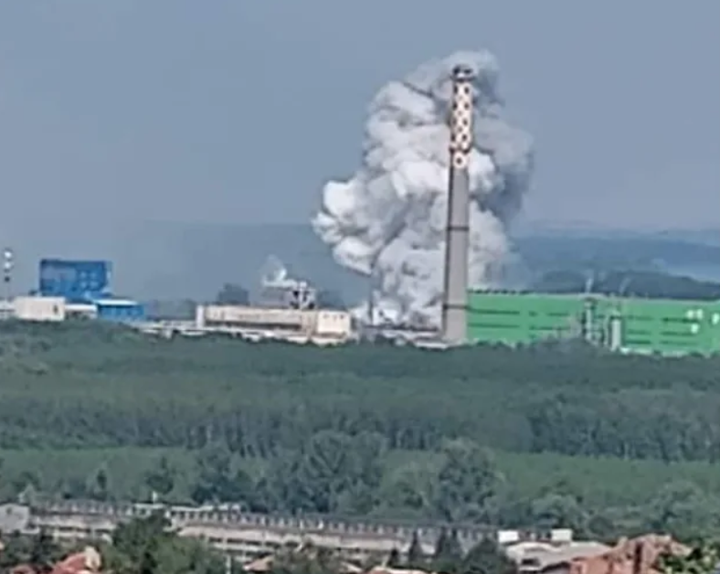 Пожар и взрив в завода за целулоза край Свищов, има пострадали (видео)