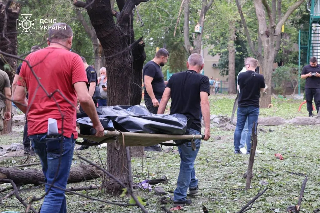 Русия &#8220;денацифицира&#8221; детска площадка в Николаев, убити са поне трима (видео)