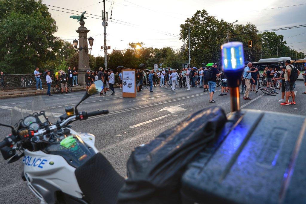 Протест пред МВР с искане за оставка на Калин Стоянов (видео)