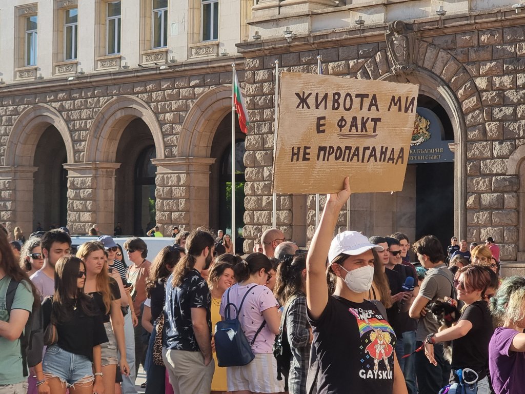 Законът за &#8220;ЛГБТ пропагандата&#8221; предизвика огромна реакция в обществото (видео)