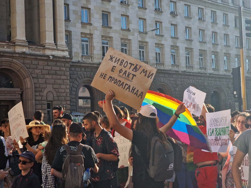 Проучване на проблемите пред ЛГБТ ученици е подложено на атаки в социалните мрежи