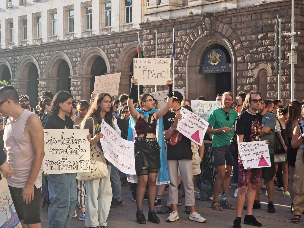 Проучване на проблемите пред ЛГБТ ученици е подложено на атаки в социалните мрежи