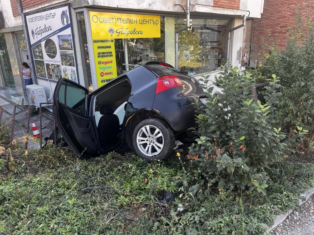 Автомобил прелетя и падна на косъм от магазин във Велико Търново (снимки)